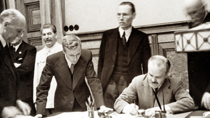 Как благодаря Пакту с Гитлером Россия избежала войны со всем миром