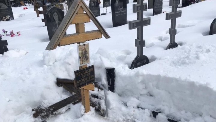 Над могилой героя Донбасса два года измывались вандалы: жена погибшего просит о помощи