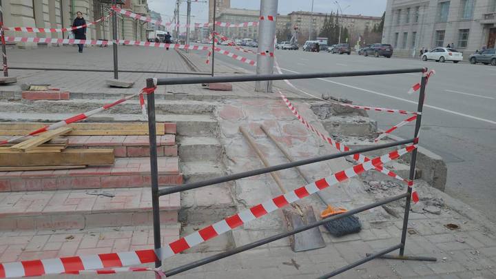 Прокуратура внесла представление мэру Новосибирска за ведущий в столб пандус для инвалидов Прокуратура внесла представление мэру Новосибирска за ведущий в столб пандус для инвалидов