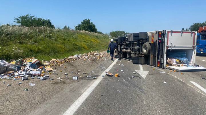 Под Абинском перевернулись два грузовика, один из которых перевозил продукты