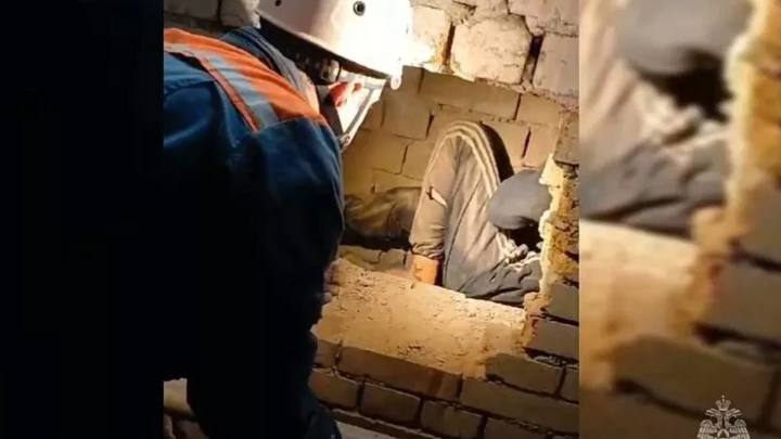 В Сочи спасатели пришли на помощь девушке, которая застряла между двумя стенами в доме