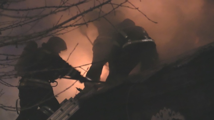 Читинские огнеборцы тушили жилой дом после удара молнии
