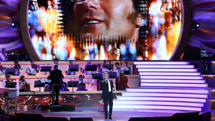 Опубликовано видео с концерта итальянского певца Пупо в Новосибирске