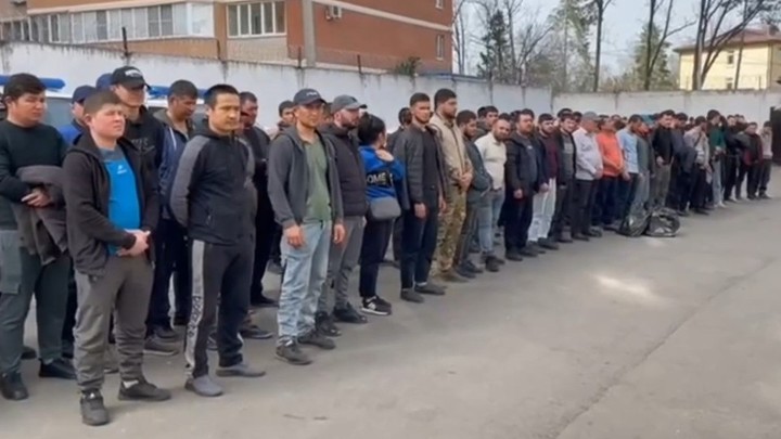 Полицейские Краснодара задержали 76 мигрантов, работавших на складе