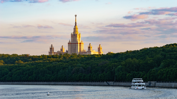 МВД ищет машину полиции, которая богатая «мажорка» использовала для фотосессии на Воробьевых горах – фото