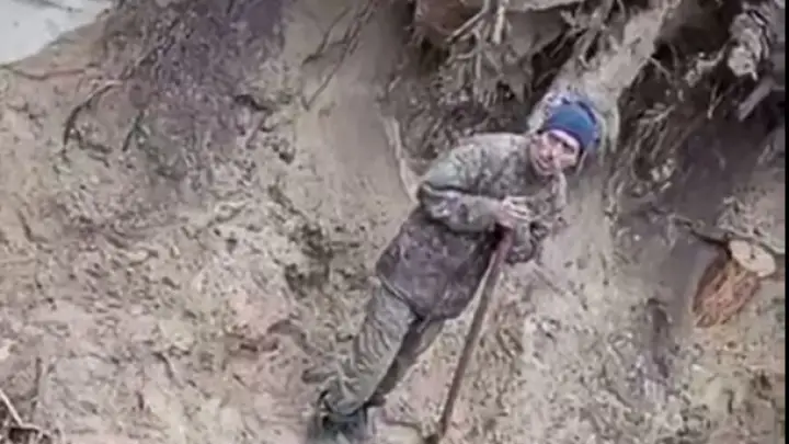 Военкор Коц опубликовал видео с избиением бойца ВСУ толпой сослуживцев