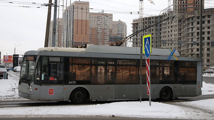 Мокрого пассажира троллейбуса ударило током в Новосибирске