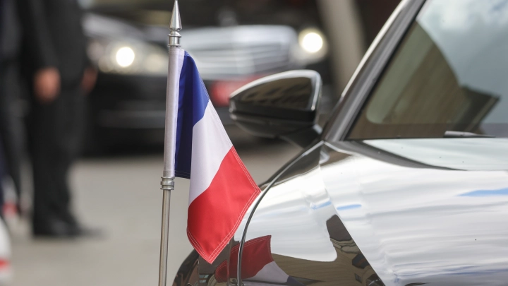 Во Франции разразился политический кризис: Парламент отправил в отставку правительство Байру