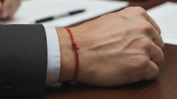 Магия на высшем уровне: у Буданова* заметили красную нить на руке в Женеве