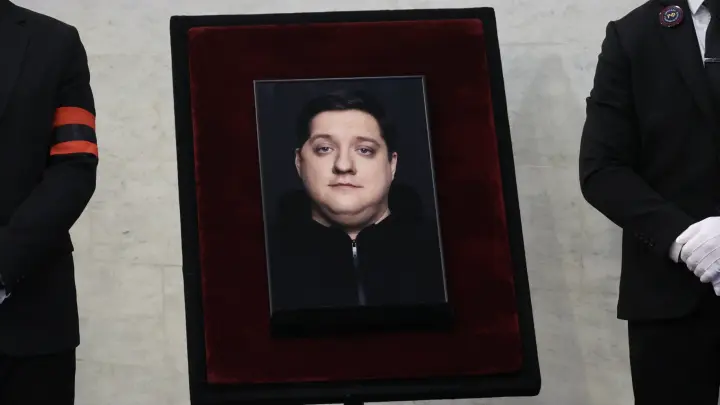 Такое только у святых бывает: В Москве прощаются с Романом Поповым - умер от рака и попросил развеять прах над морем