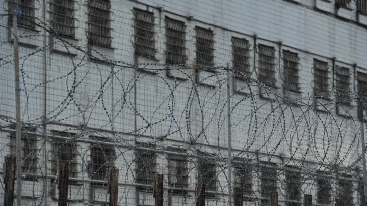 Экс-губернатор Белых в СИЗО сменил больше сотни сокамерников