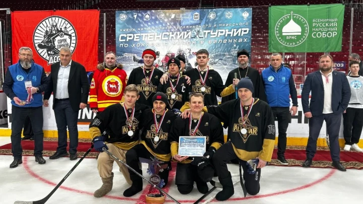 На валенках по льду: турнир по исконно русскому хоккею – это надо было видеть!