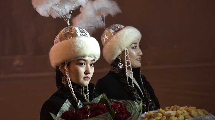 Избирком Киргизии обратился к молодым избирателям на русском языке