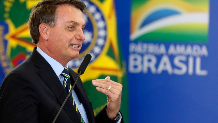 Советники уговорить не смогли, но суд обязал: На бразильского президента принудительно надели маску