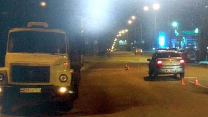 В Ростове-на-Дону грузовик насмерть сбил 40-летнего мужчину