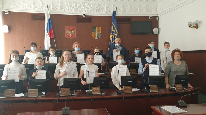 Для тольяттинских школьников устроили экскурсию, посвященную Дню парламентаризма