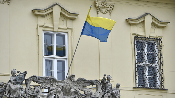 За поджог -$ 4000: В дом замглавы ОП Украины кинули коктейль Молотова