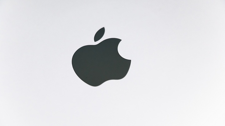 Apple в новом MacBook Pro отказался от сенсорной панели