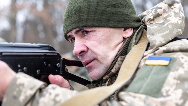 Экс-министр обороны Украины исчез вместе с зимней формой ВСУ: Неожиданный поворот в зоне СВО