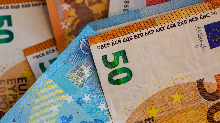 У русских отнимают евро на границе: Еврокомиссия разъяснила, кто заберёт эти деньги