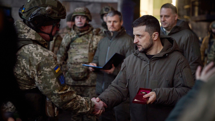 Зеленский не дал шанса оставшимся в Артёмовске ВСУ: Киевские заградотряды уже в пути