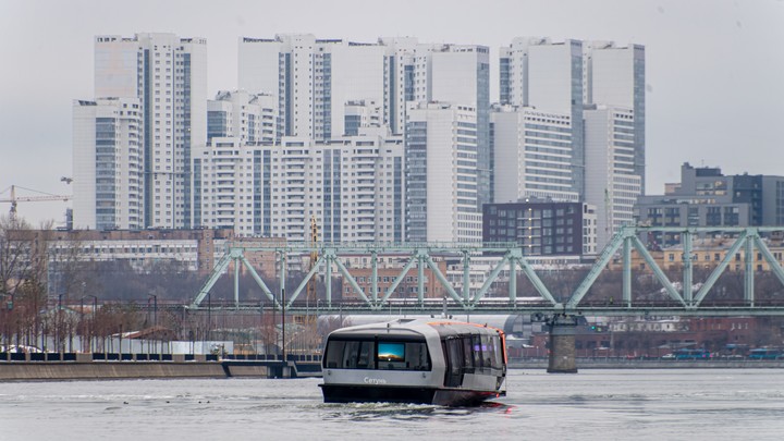Электросудно «Пресня» вышло на колотый лед Москвы-реки