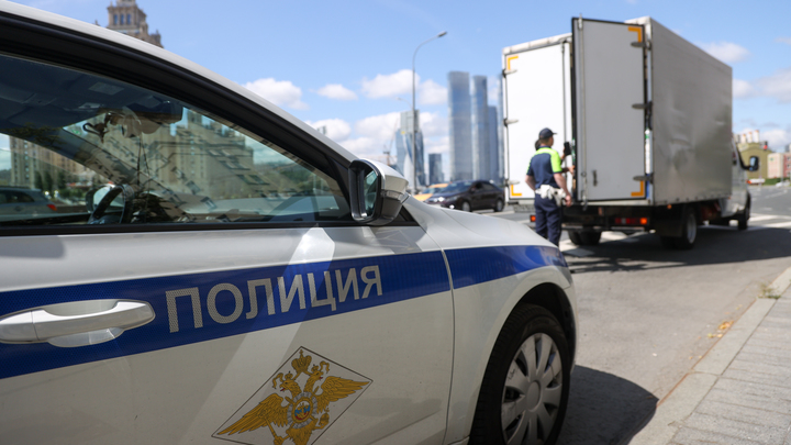 Охота на блогера: в Петербурге девушка пыталась задавить известного ютубера, который обедал в кафе