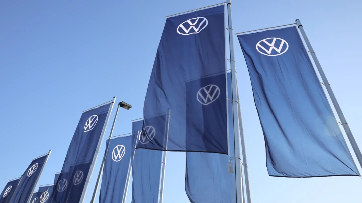 Сенсоры идут в топку. Volkswagen возвращает обычные кнопки управления на руль и мультимедиа