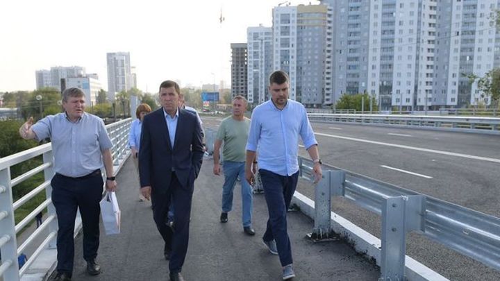 Пробок больше не будет: в Екатеринбурге досрочно завершили ремонт Блюхеровского моста