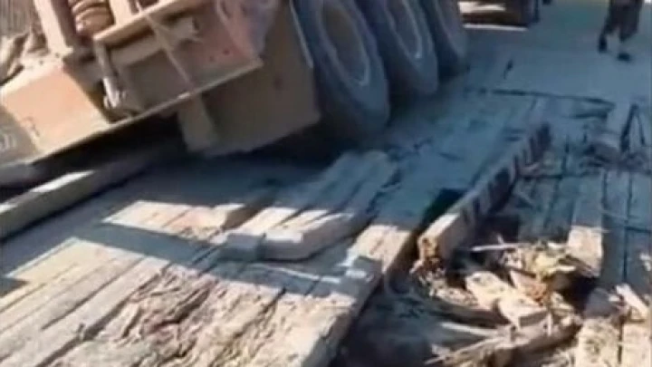Бульдозер упал с трала во время ЧП на мосту в Амурской области: видео