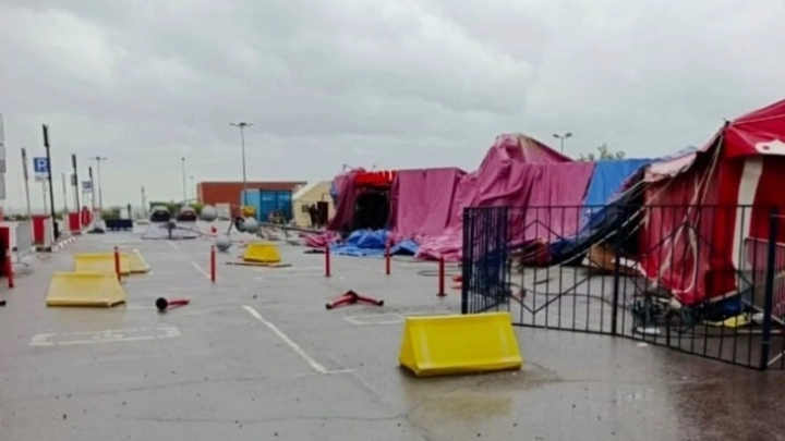 В Волгограде ветер и дождь обрушили купол передвижного цирка