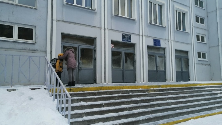 Власти Кургана напомнили, при какой температуре отменят занятия в школах
