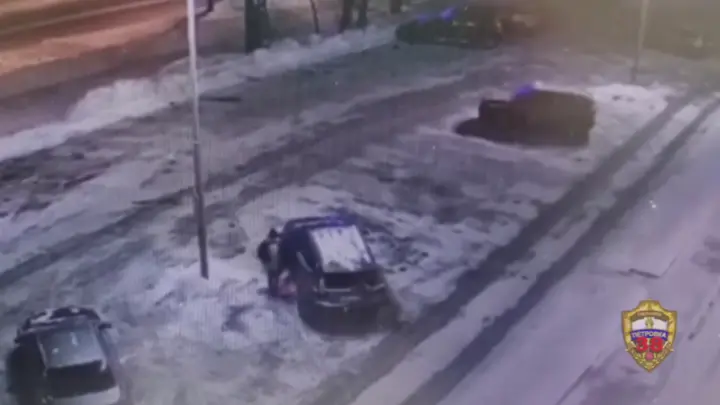 В Москве мужчина угнал с парковки заведенный автомобиль и попал в ДТП