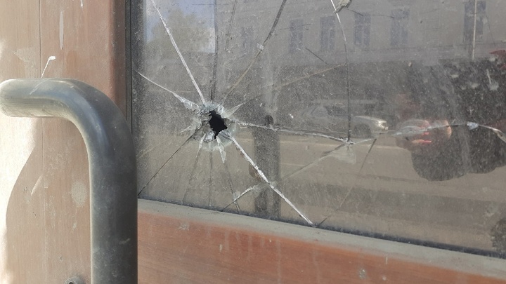 В центре Сормова мужчина открыл пальбу по автобусной остановке