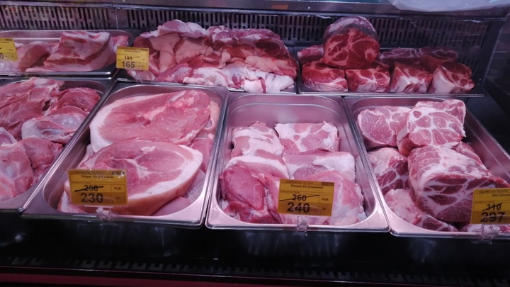 В Челябинске магазины сбывают мясную просрочку, покупателям надо быть внимательными