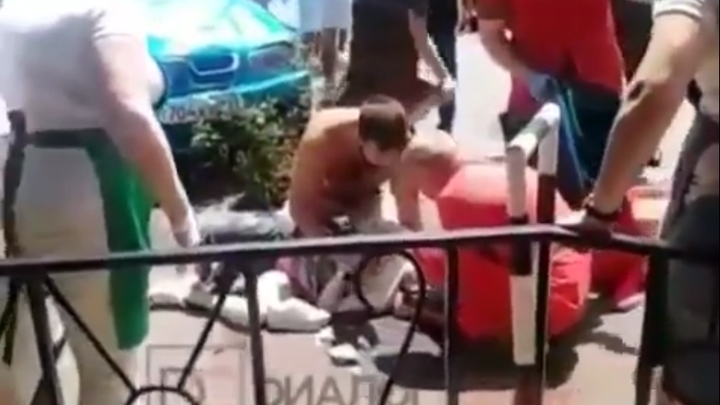 В Сочи парень на иномарке сбил беременную женщину