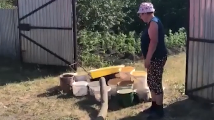 В челябинский посёлок, умирающий от жажды, привезли жижу в ассенизаторе