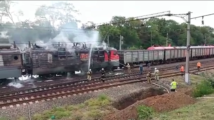 На Кубани потушили пожар на электровозе грозового поезда