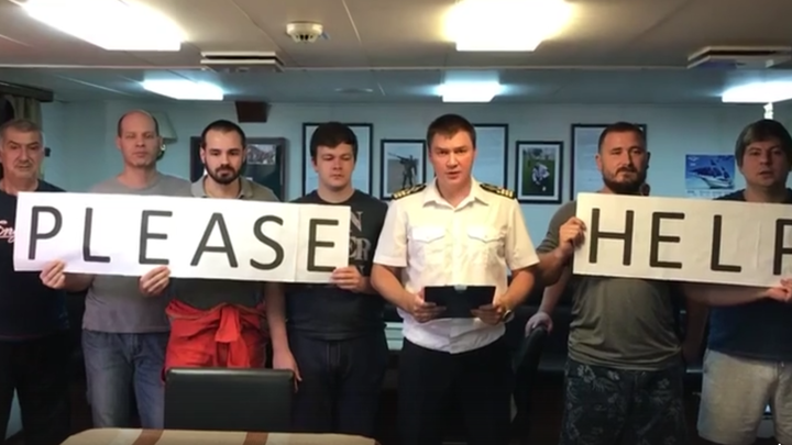 Еды и воды почти нет: Моряки из Сочи и Ростова застряли на борту брошенного судна в Турции