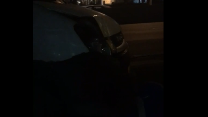 В Петербурге пассажирка рассказала, как маршрутное такси вылетело на трассу без водителя.