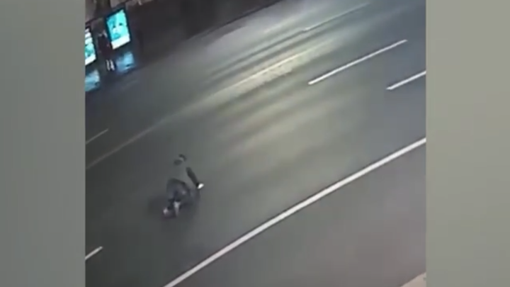 Видео. В центре Санкт-Петербурга машина сбила мужчину, выползшего на дорогу после ночного клуба