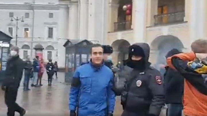 Дымовая шашка и листовки: в Санкт-Петербурге задержали политолога Валерия Соловья