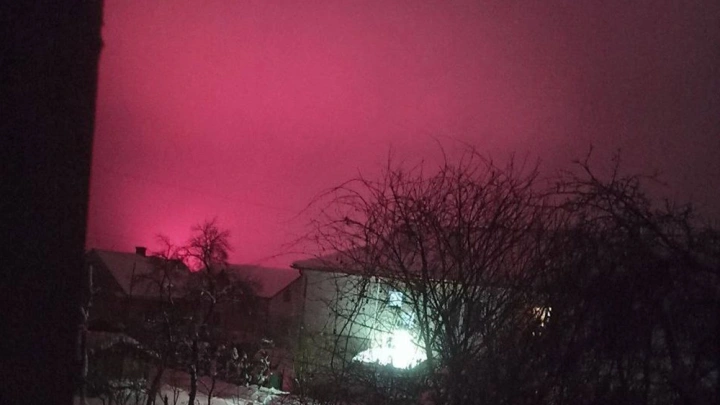 Появились кадры с необычным заревом во Львовской области после ударов ВС России