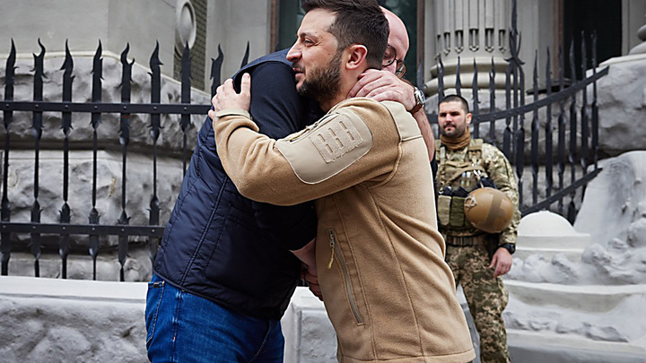 Глава ЦРУ тайком прилетел к Зеленскому в Киев, чтобы слить теорию о ближайших планах России