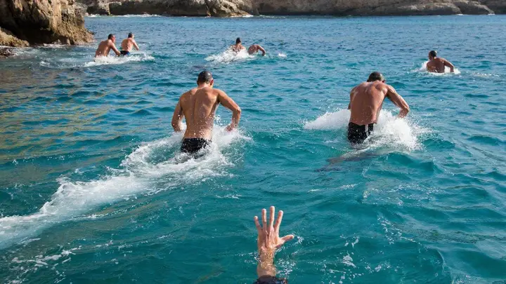 Я мужик, справлюсь. Меня мучил вопрос – как русский пловец утонул, когда вокруг были тысячи профи? Спросила психолога