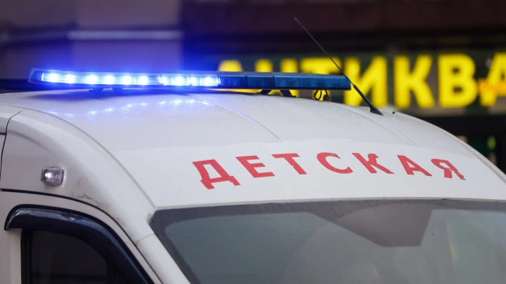 В Москве Volkswagen сбил восьмилетнюю девочку и протаранил парковку