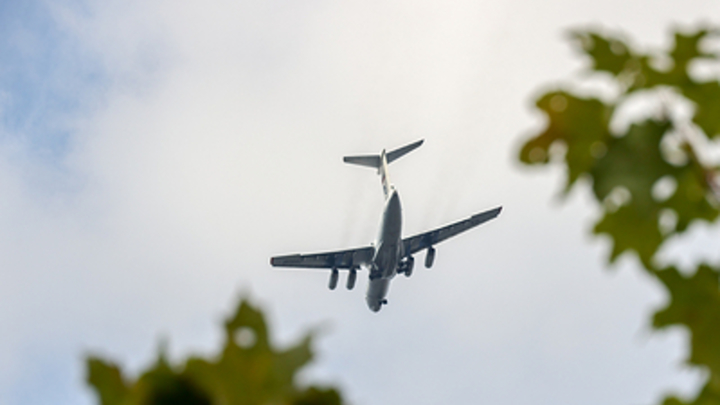 Пассажирский самолёт, летевший из Сочи в Израиль, совершил посадку под ракетным обстрелом