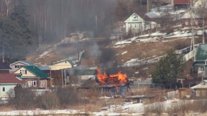 В Ивановской области сгорел дом на берегу Волги