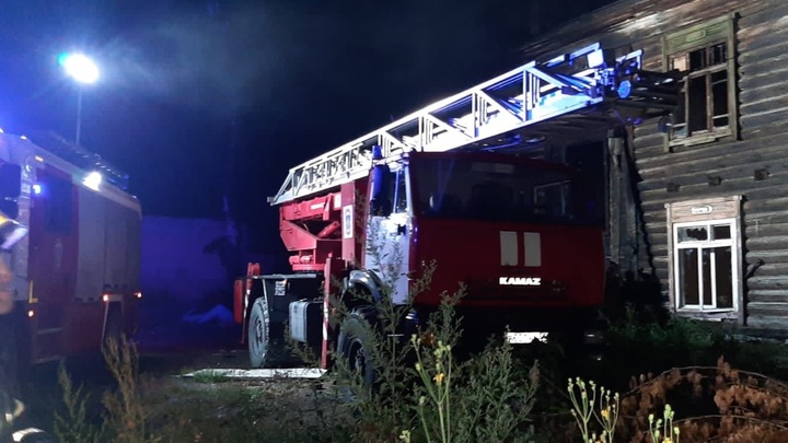 В расселённом бараке на улице Никитина в Новосибирске произошёл пожар