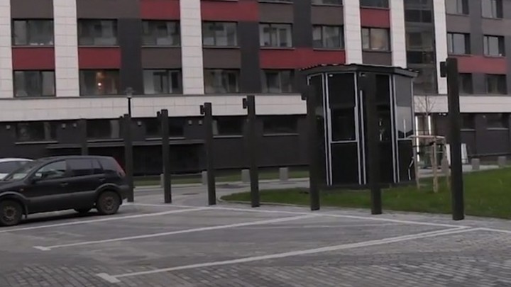 «Подарок не отдарок»: управляющая компания в Мурино «навязала» жителям  будку охранника за миллион